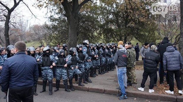 Right Sector hanh hung nhom ung ho Dang Cong san Ukraine o Kharkov-Hinh-6